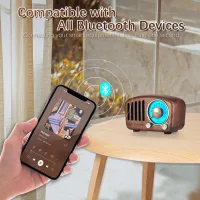 Telefondan Bluetooth ile müzik çalan ceviz retro hoparlör