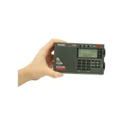Tecsun PL-320 elde tutulurken, cep boyutu