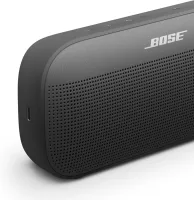 Siyah gövdenin yan açıdan yakın çekimi ve ızgara dokusu