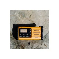 Sangean MMR-88 sarı radyo kaya üzerinde, dış mekân kullanımı