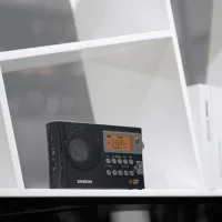 Sangean PR-D4W radyo raf üzerinde yakın çekim