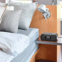 Sangean RCR-30 radyo yatak odasında komodin üzerinde