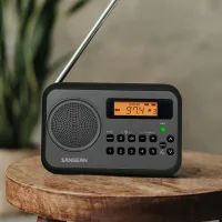 Sangean PR-D18 gri radyo ahşap masada, anten açık