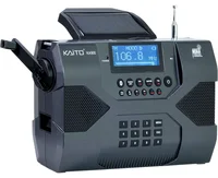 Kaito KA900 Voyager Max acil durum radyosu, açık el krankı ve güneş paneliyle önden görünüm