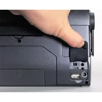 Kaito KA900 yan bağlantı paneli: USB çıkışı, şarj girişi, kulaklık ve AUX jakları