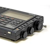 Tecsun PL-680 ayar düğmeleri ve tuş takımı yakın çekim