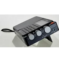 Tecsun PL-880 ayar, ince ayar ve ses düğmeleri, arka ayak