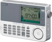 Sangean ATS-909X2 beyaz radyo çapraz açıdan, ayar tekerleği görünür