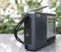Tecsun R-9012 yan görünüm: kulaklık girişi ve taşıma kordonu